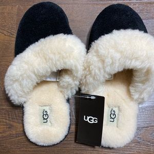 Ugg Big Kid Finn Slip On Black Slippers SMALL 2-3